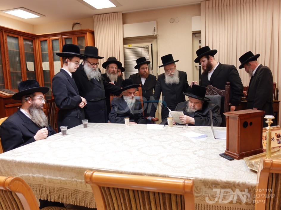 האדמו&quot;ר מלוצק באזוכט ביי האדמו&quot;ר מבעלזא