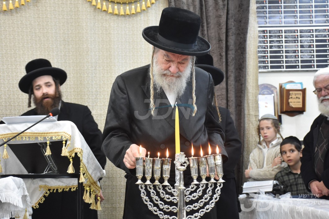 חנוכה אין חצר הקודש אשלאג