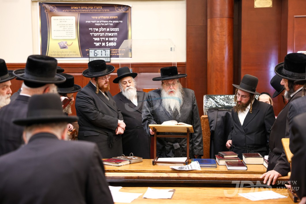 האדמו&quot;ר מטאהש ביי תפילת מעריב אין ביהמ&quot;ד טאהש אין בארא פארק