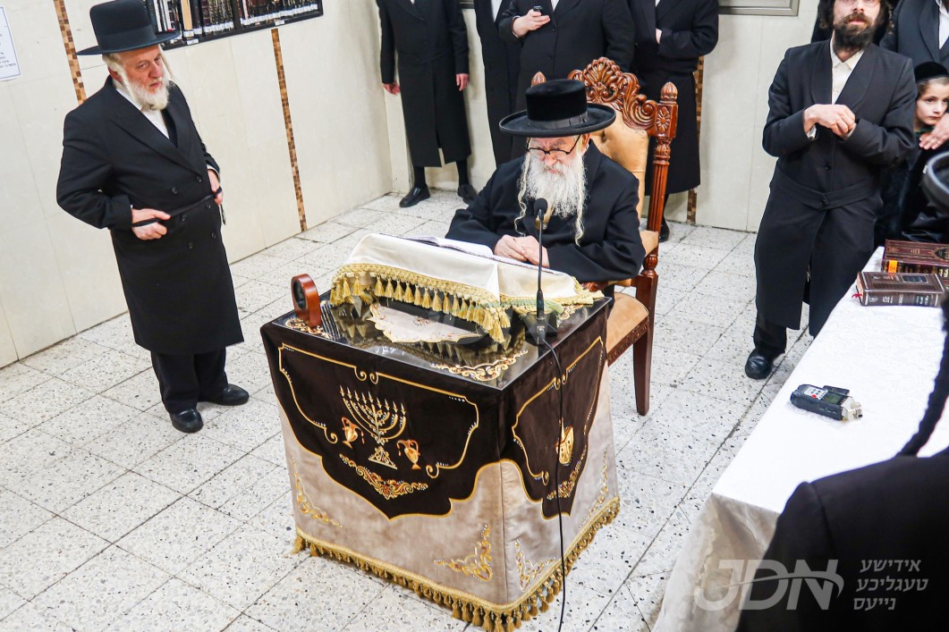 האדמו"ר ממשכנות הרועים ביי הדלקת נרות חנוכה