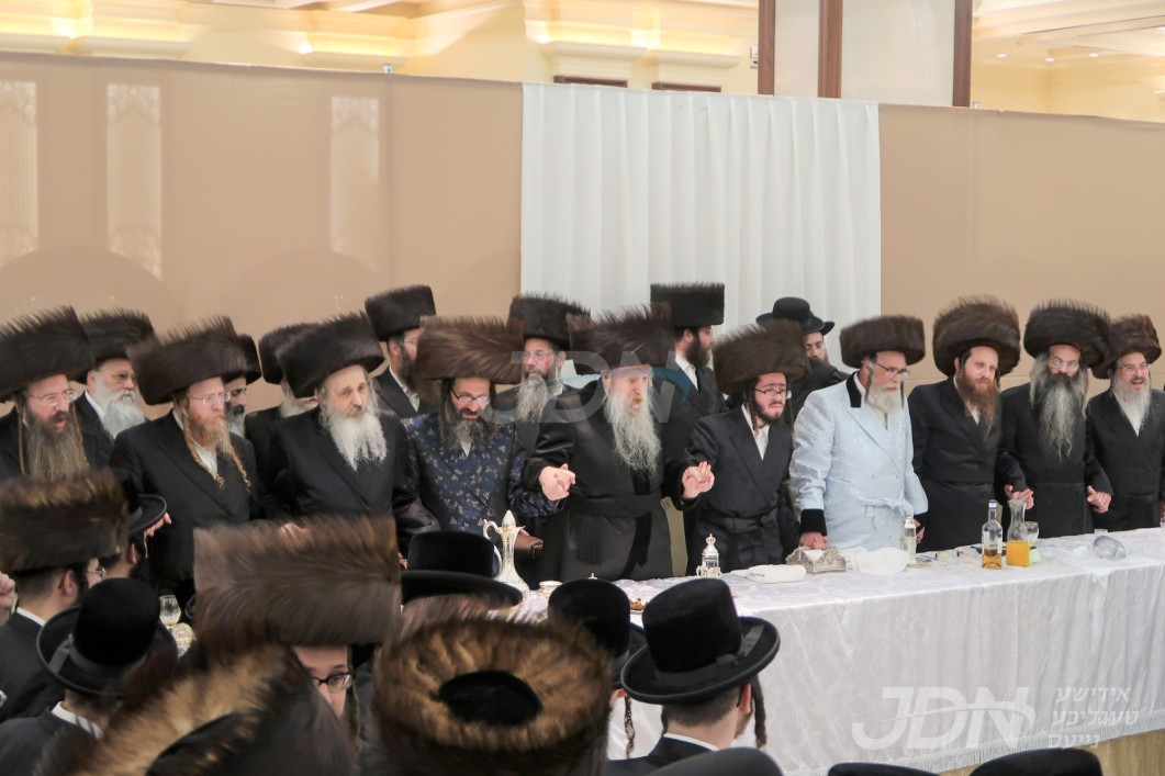 שמחת החתונה בבית טשארנאביל - ראדושיץ - ראזלא ביתר