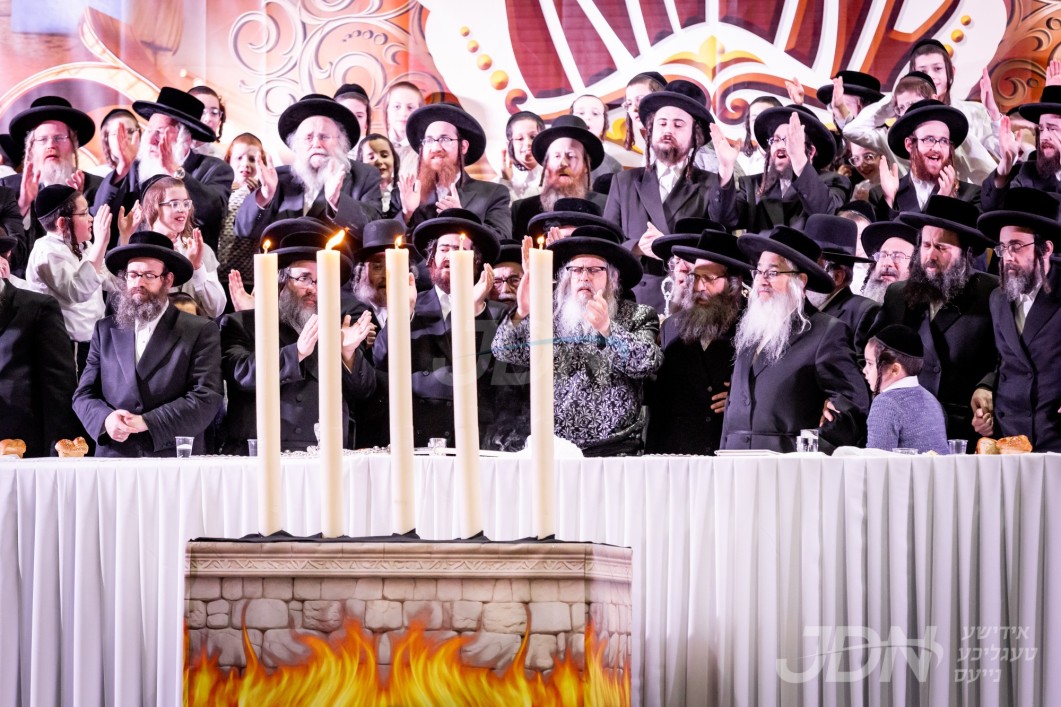 האדמו&quot;ר מסאטמאר ביים טיש ל&quot;ג בעומר אינאיינעם מיטן דינער לטובת מוסדות יטב לב ירושלים אין די גיגאנטישע ברוקלין סטאורהאוז ארענא אין וויליאמסבורג