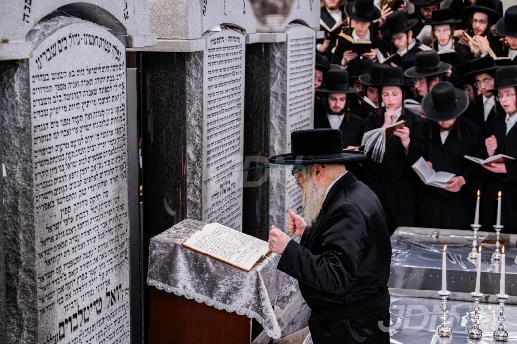 האדמו&quot;ר מסאטאר ביים עלי&#039; לציון פון אדמו&quot;רי סאטמאר זי&quot;ע לקראת די שמחת החתונה פונעם עלטסטע אור אייניקל