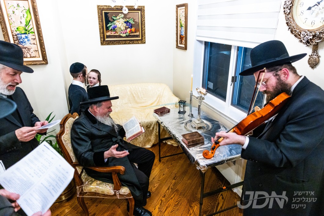 גאב"ד מאטערסדארף ביי הדלקת נרות חנוכה