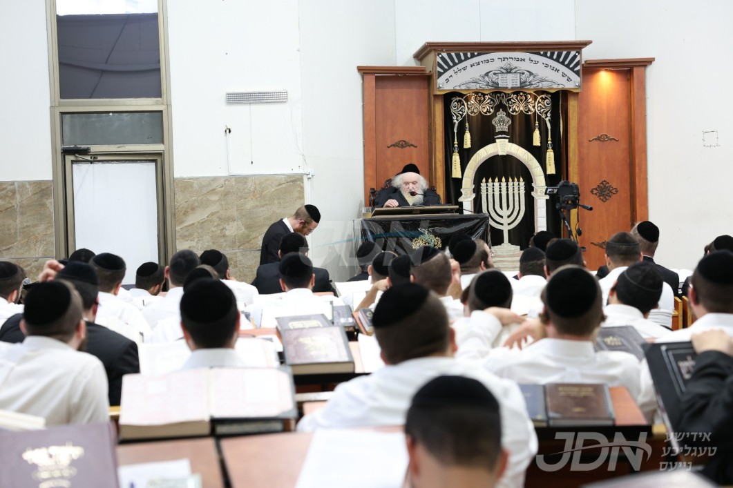 פוסק הדור מרא דארעא קדישא ביים דרשת פתיחת הזמן בהיכל ישיבתו אין בית שמש