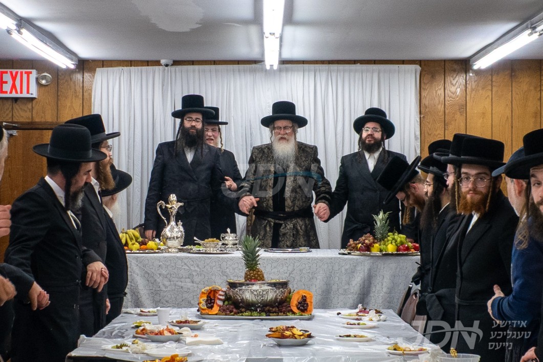 האדמו"ר מקאליש ביים חמשה עשר בשבט טיש