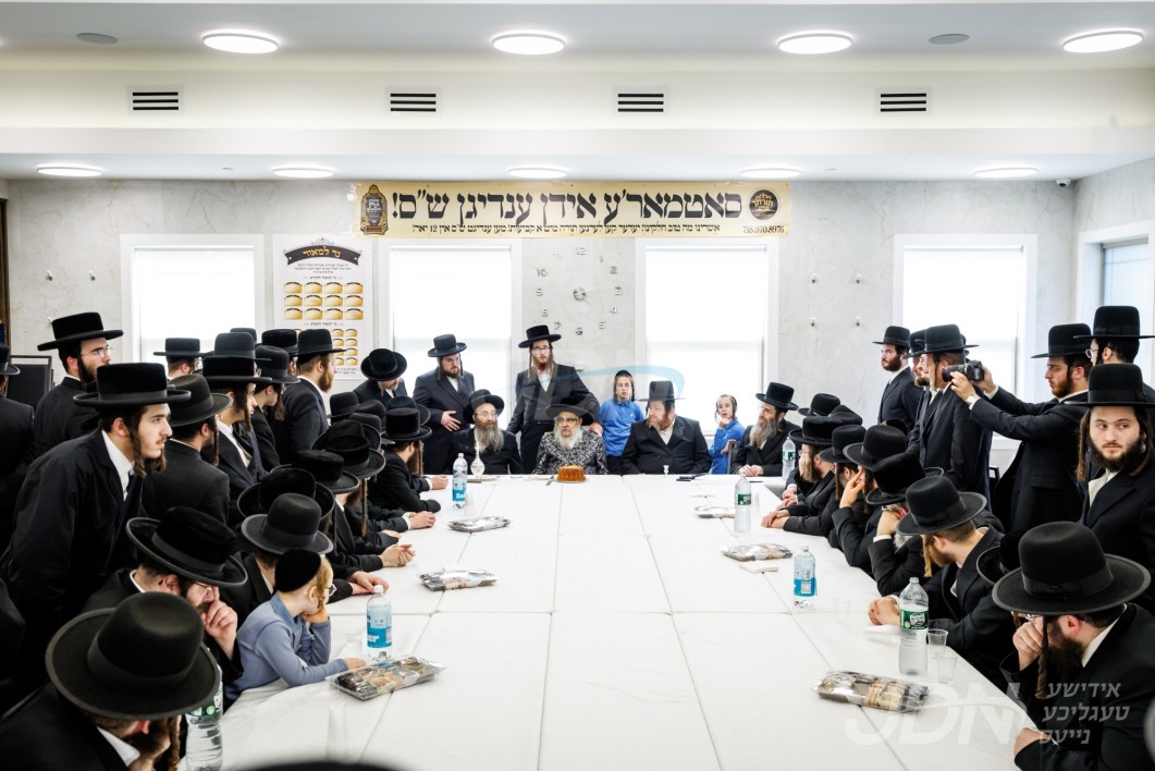 האדמו&quot;ר מסאטמאר באזוכט אין ביהמ&quot;ד החדש ברך משה סאטמאר אין מאנסי‎