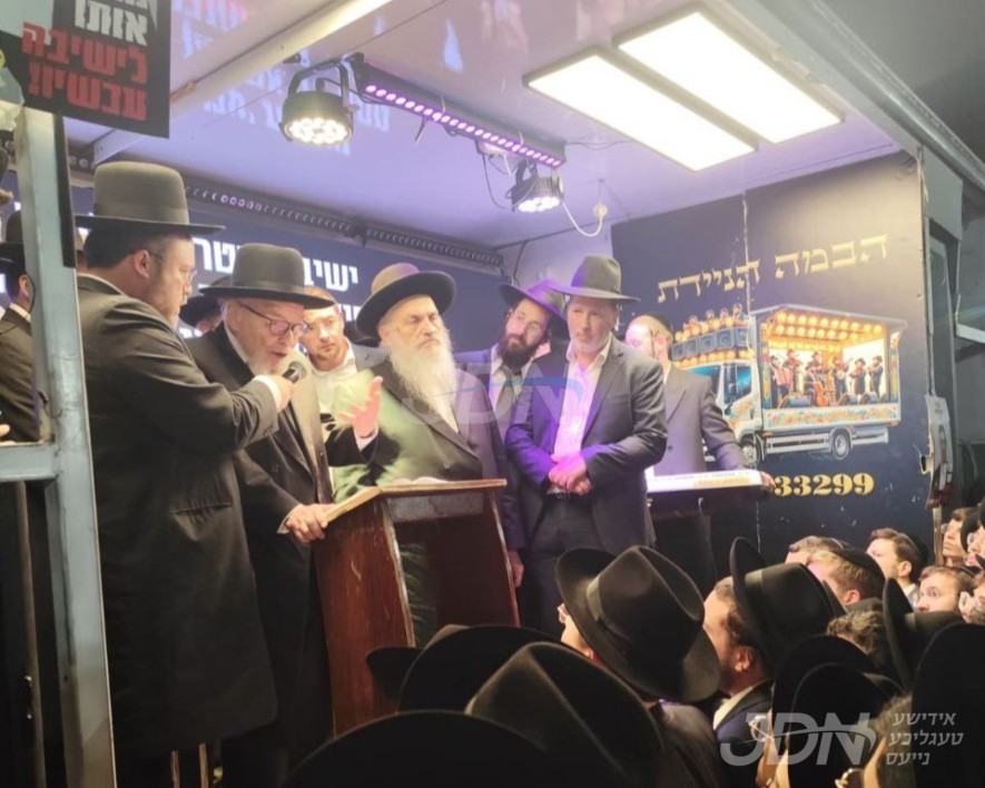 זקן ראשי הישיבות טרעט אויף מיטן דרשת פתיחת הזמן פארנט פון מיליטערישע טורמע, אין צומענהאנג מיט גרויסע מחאות  נאך פרישע ארעסטן אויף בני תורה