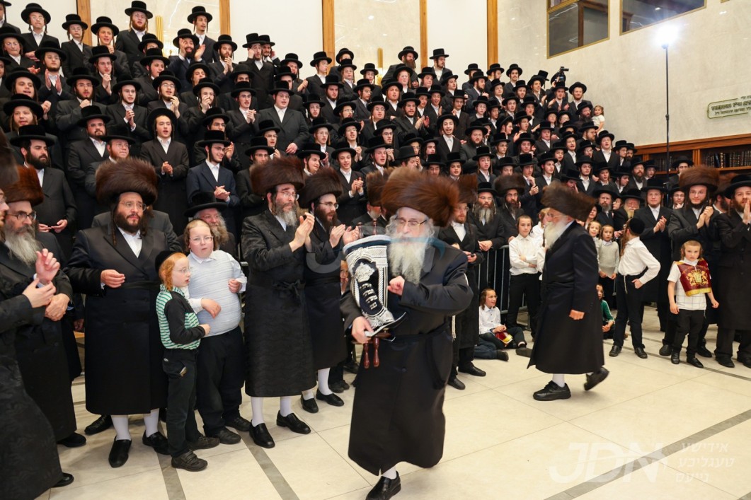 הכנסת ספר תורה צו ביהמ&quot;ד צאנז קלויזענבורג אין מאנסי, נדבת הגה&quot;צ אבד&quot;ק לינז וויליאמסבורג