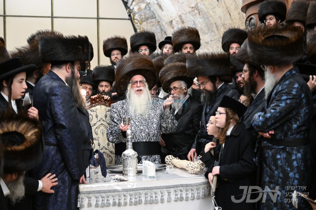 האדמו&quot;ר מצאנז שבת קודש ביים כותל המערבי מיט תומכי המוסדות