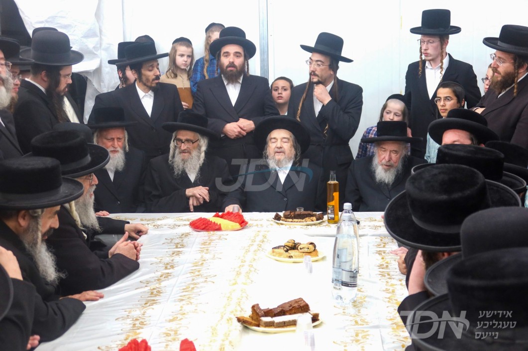 מעמד קביעת מזוזה פאר א נייע פליגל אין ביהמ&quot;ד הגדול ברסלב אין מאה שערים