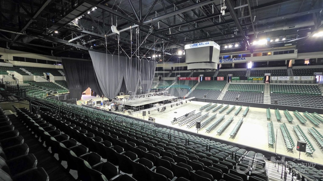 כינוס &#039;הנני נתחזק&#039; דורך טעג פאר קרוב צו צען טויזענט בנות ישראל און נשים צדקניות צו הערן חיזוק און הדרכה צו זיין אפגעהיטן פון די טעכנאלאגישע סכנות