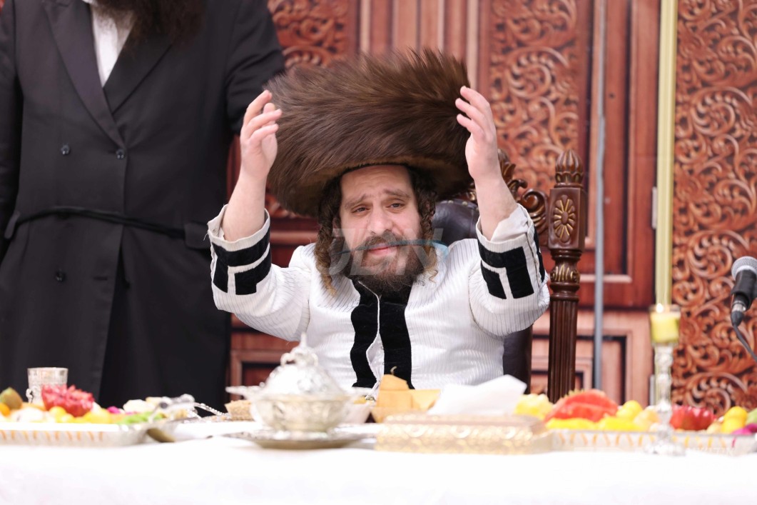 תושבי בארא פארק גרייטן זיך צו א ערשטמאליגע שבת מרומם בצל האדמו"ר מקרעטשניף כפר עטה