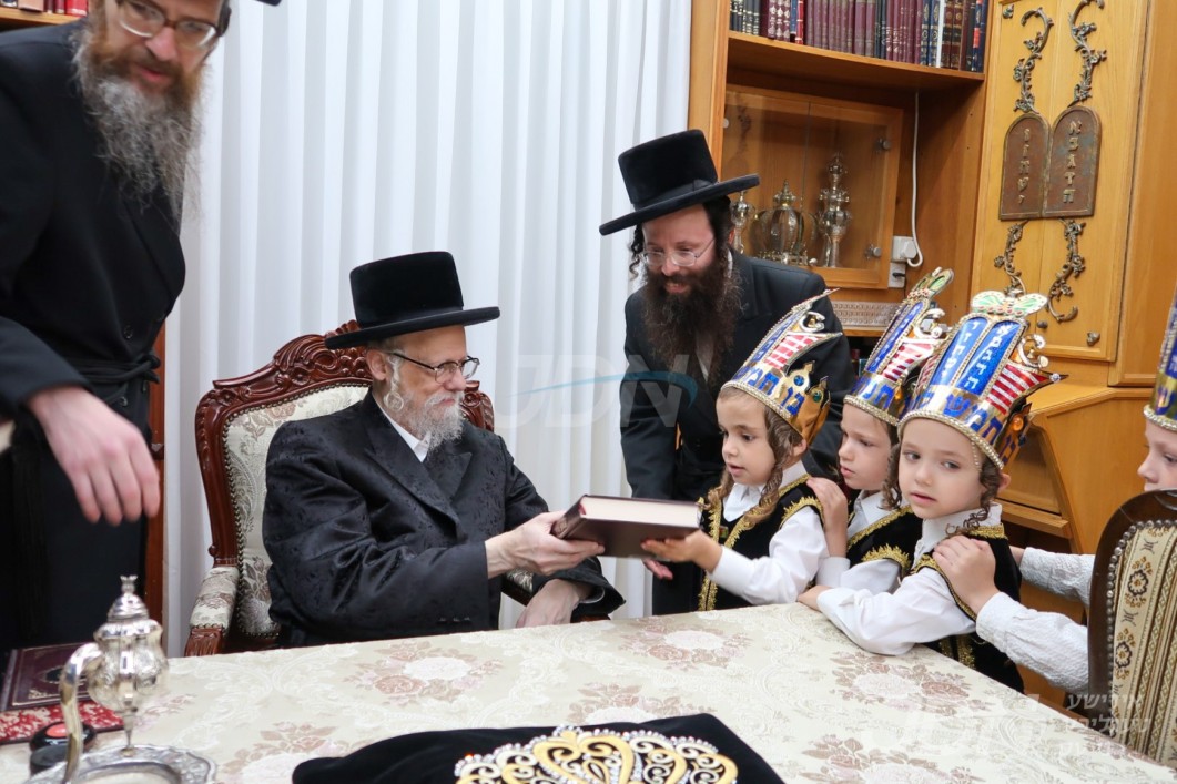 ילדי כתה א&#039; פון תלמוד תורה סערט וויזניץ ביי האדמו&quot;ר מסערט וויזניץ לרגל די חומש סעודה