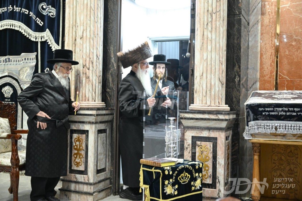 האדמו"ר מצאנז ביי הדלקת נרות חנוכה