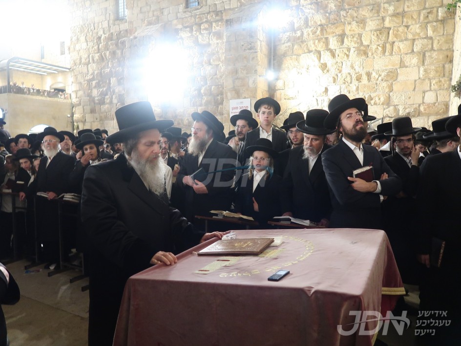 האדמו&quot;ר מאונגוואר ביים כותל המערבי מוצאי תשעה באב