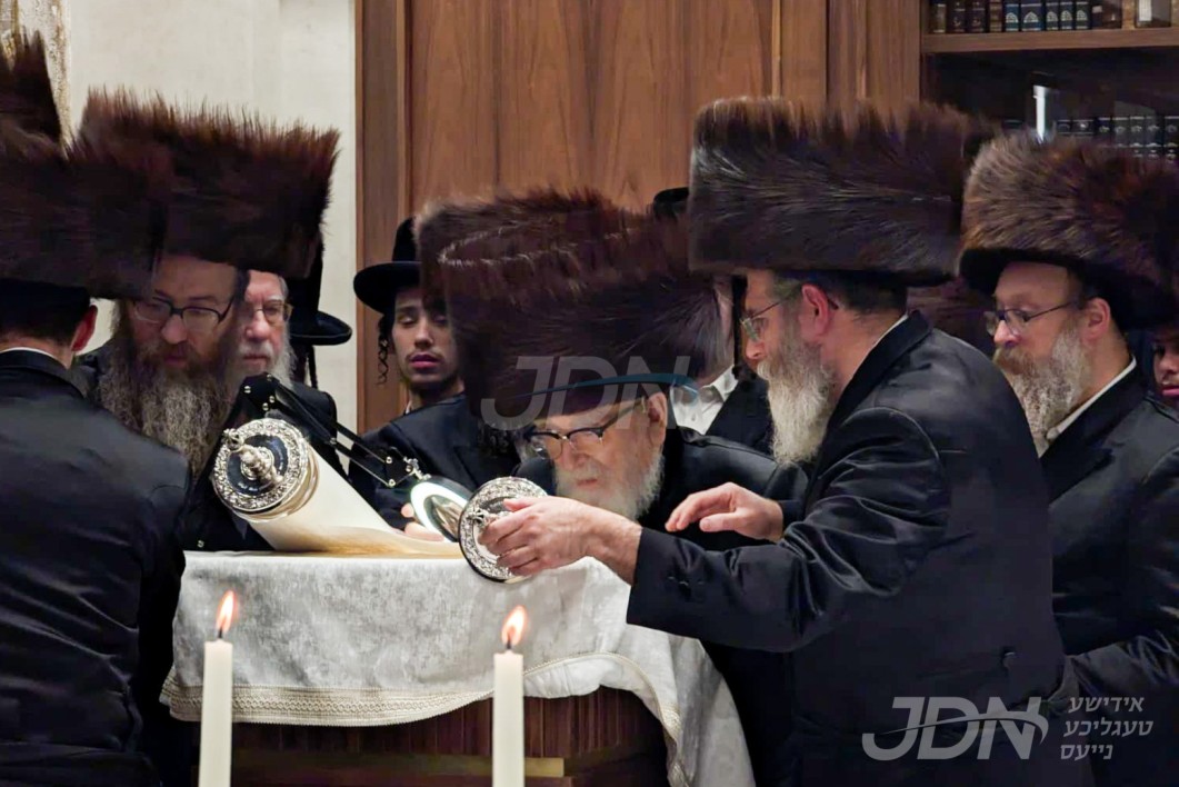 הכנסת ספר תורה צו ביהמ&quot;ד סקווירא ראמען אין מאנסי