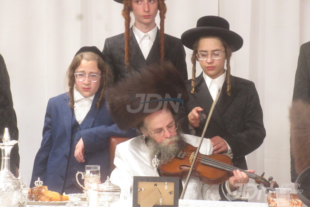 האדמו&quot;ר מקרעטשניף סיגעט וויליאמסבורג ביים טיש מוצאי יום כיפור