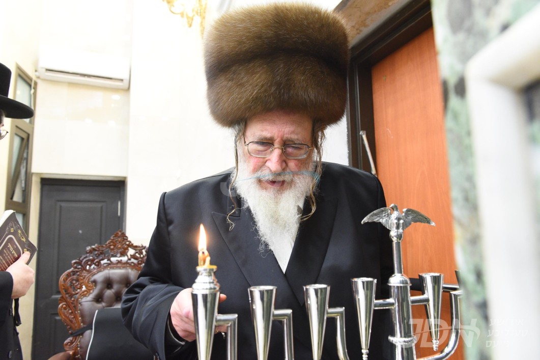 האדמו"ר מספינקא ביי הדלקת נרות חנוכה