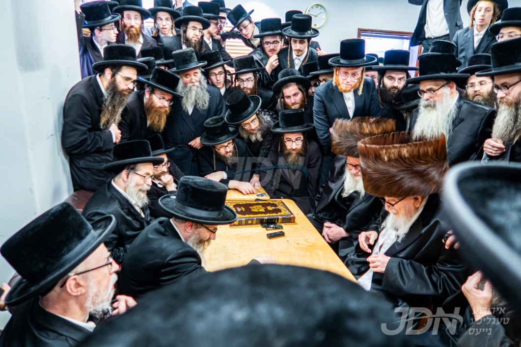 ניחום אבלים ביי האדמו&quot;רים מראחמיסטריווקא צום פטירה פון אחותם הרבנית מוויזניץ קייאמישע ע&quot;ה