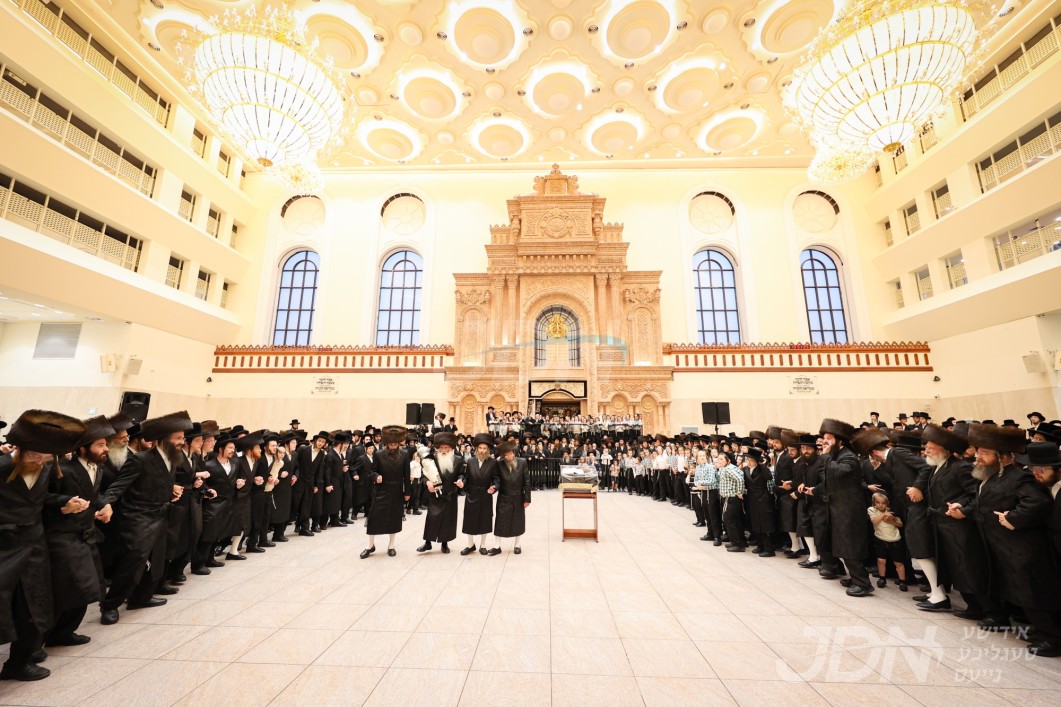 הכנסת ספר תורה צו ביהמ&quot;ד הגדול וויזניץ אין בני ברק לע&quot;נ האברך ר&#039; ישראל נח וויזל ע&quot;ה מגדולי עסקני וויזניץ