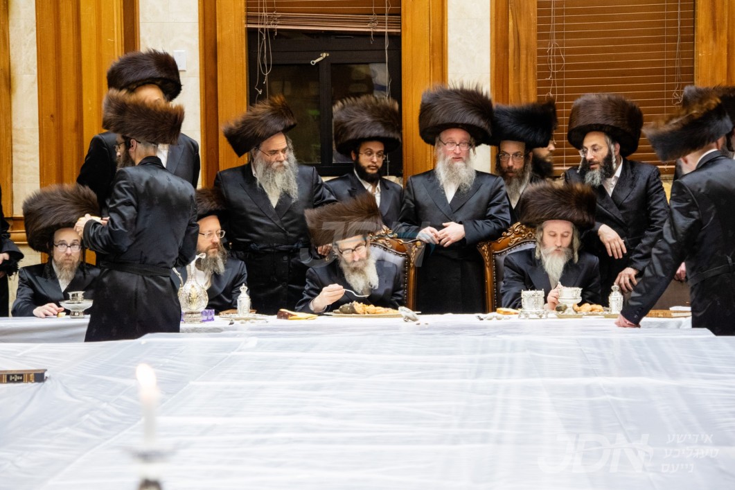 האדמו&quot;ר מראחמיסטריווקא ביים טיש מוצאי יום כיפור