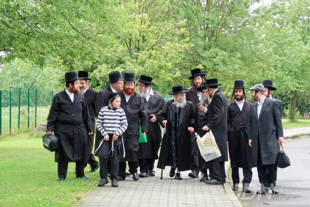 האדמו&quot;ר מקרעטשניף סיגעט אויף א נסיעה צו מקומות הקדושים אין אייראפע