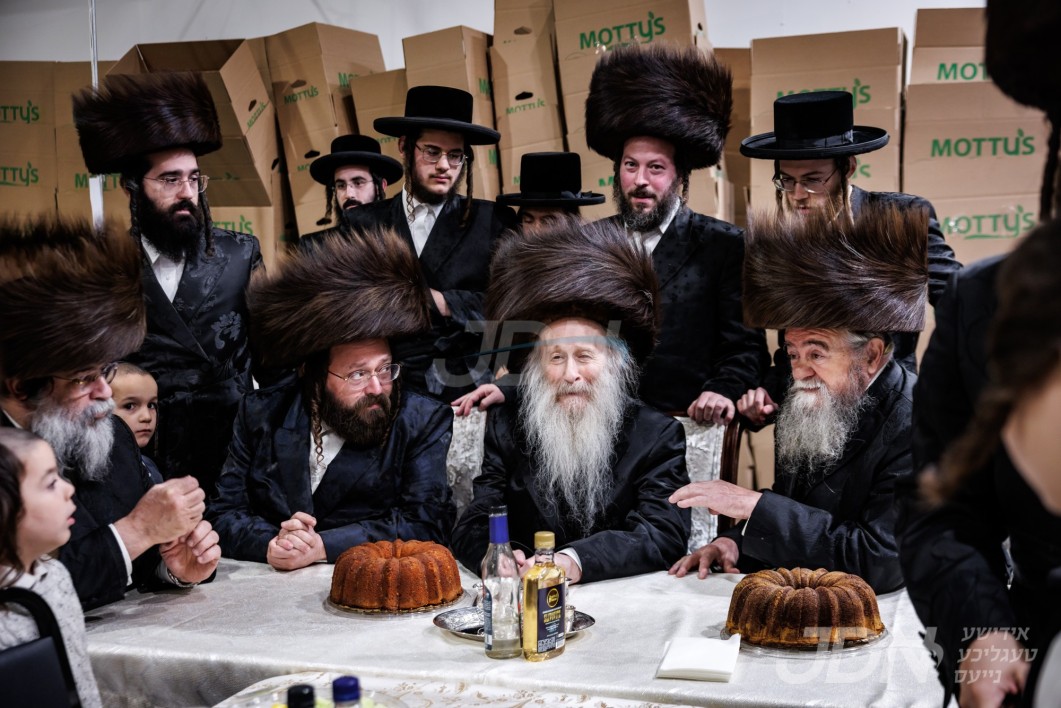 מעמד קביעת מזוזה בראשות רבני העיר פאר די נייע חידוש&#039;פולע האלסעיל געשעפט מאטי&#039;ס - מיטיב ווי אלעס ווערט פארקויפט האלסעיל פרייזן