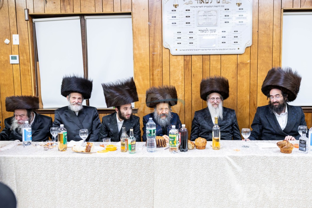 שמחת השבע ברכות פון החתן בן אבד"ק פינטשוב מיט הכלה אור אייניקל פון האדמו"ר מסאטמאר, אין ביהמ"ד דאמבראווא