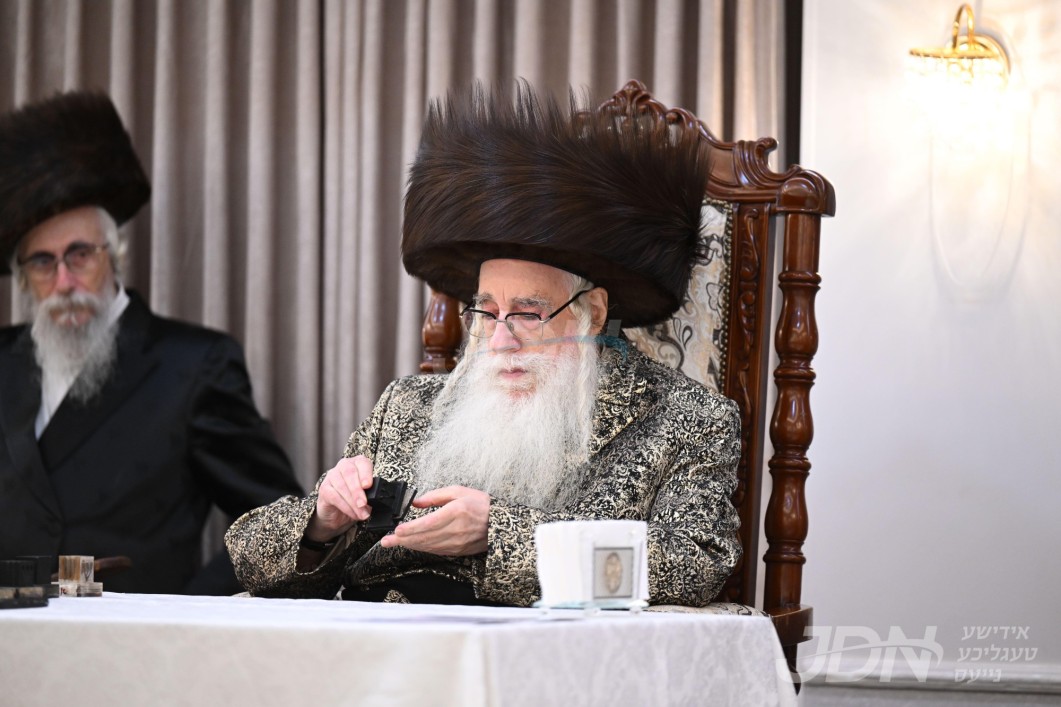 האדמו&quot;ר מצאנז פאררופן וויכטיגע אסיפה פאר אלע רבני הקהילה, מעורר צו זיין איבער כשרות התפילין