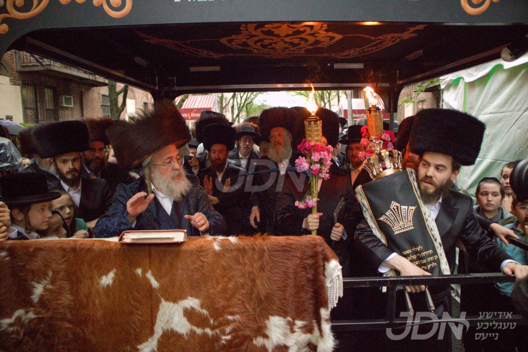 הכנסת ספר תורה צו ביהמ&quot;ד לעלוב דורך הנגיד ר&#039; יוסף יצחק פלר