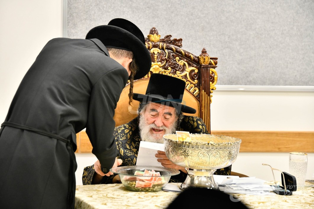 האדמו"ר מוויזניץ לרפו"ש וועט אריינקומען קיין בני ברק אויפצונעמען די שנה ראשונה אינגעלייט מיט קוויטלעך