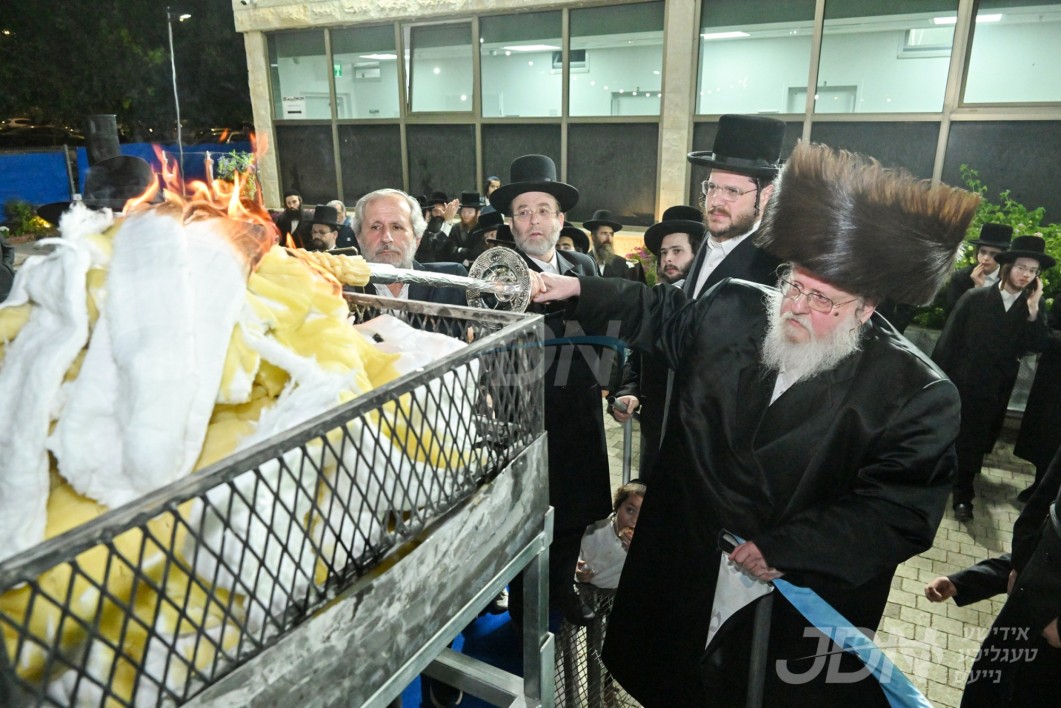 האדמו&quot;ר מסאסוב ביים הדלקה ל&quot;ג בעומר