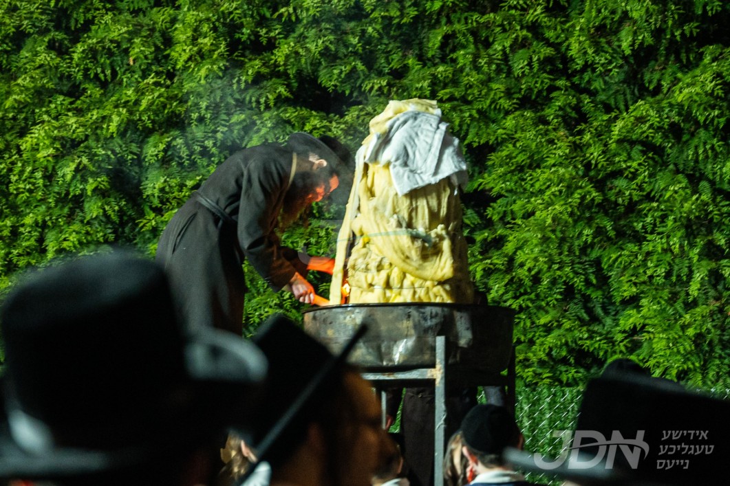 אב&quot;ד תולדות אהרן מאנסי ביים הדלקה ל&quot;ג בעומר