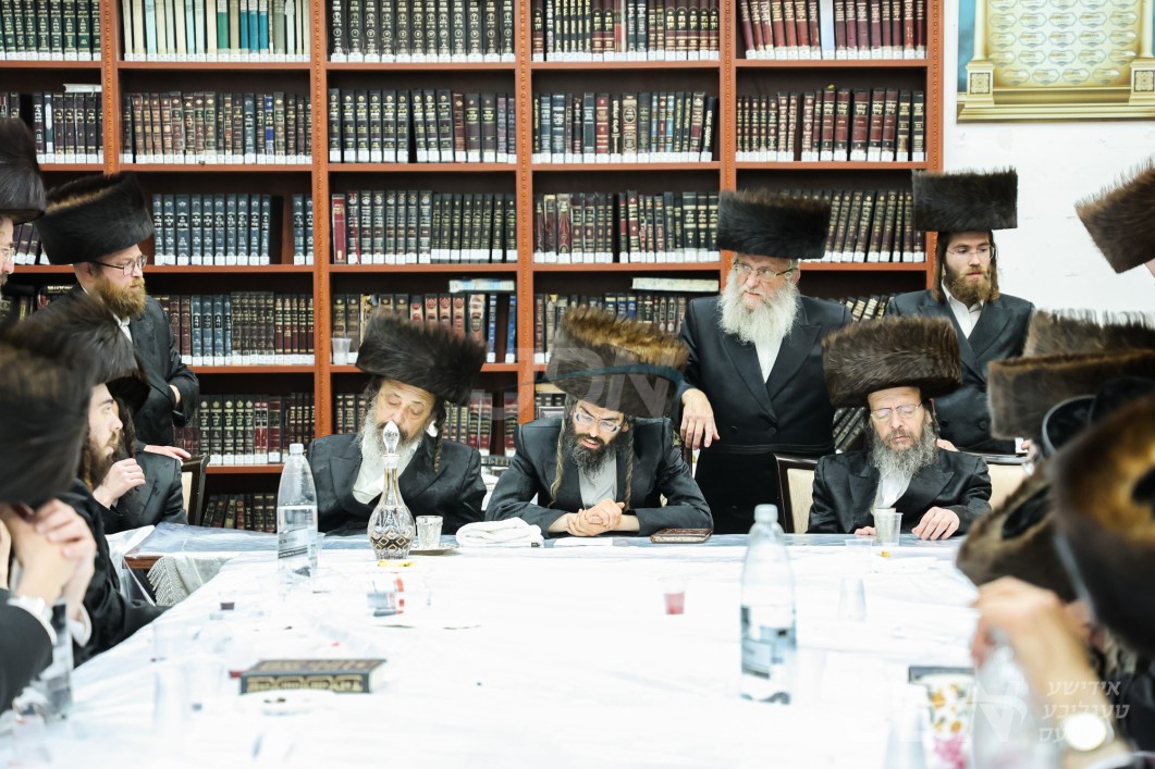 מוצאי שבועות אין חצר הקודש זוועהיל