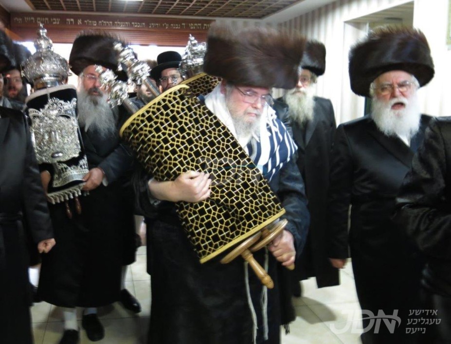 אלפי חסידי בעלזא גרייטן זיך צום היסטארישן חגיגה הכנסת ספר תורה לכבודו פון כ&quot;ק אדמו&quot;ר מבעלזא