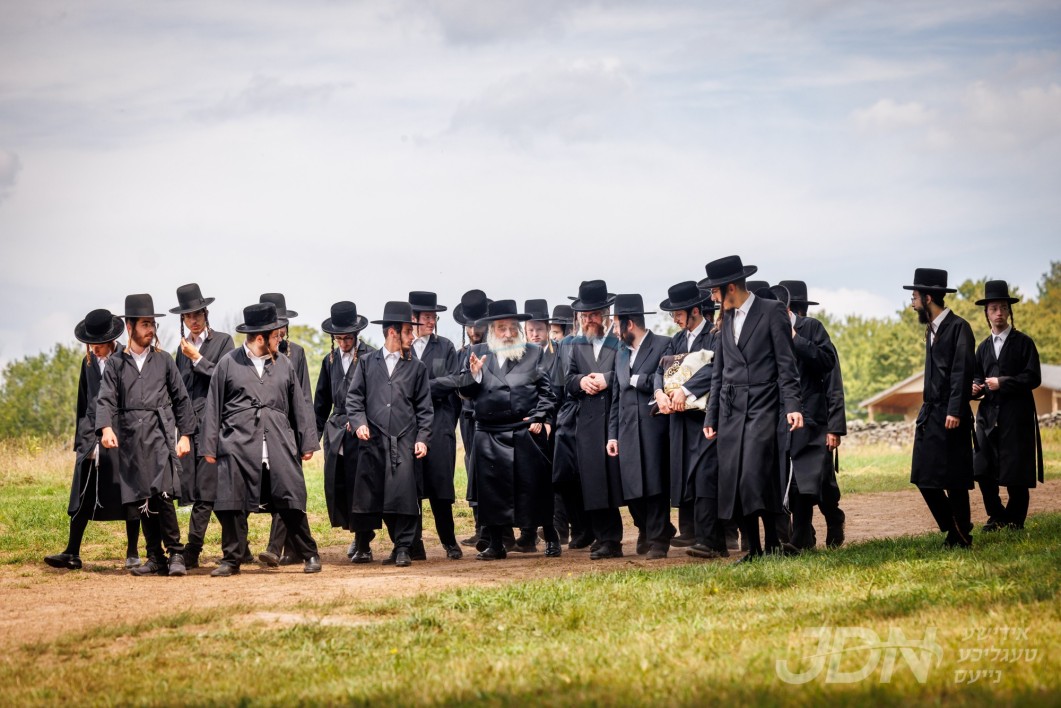 האדמו&quot;ר מקראלי באזוכט אין מחנה עבודת צבי קראלי