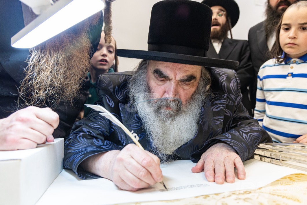 מעמד התחלת כתיבת ספר תורה לזכות האדמו&quot;ר מזידיטשויב