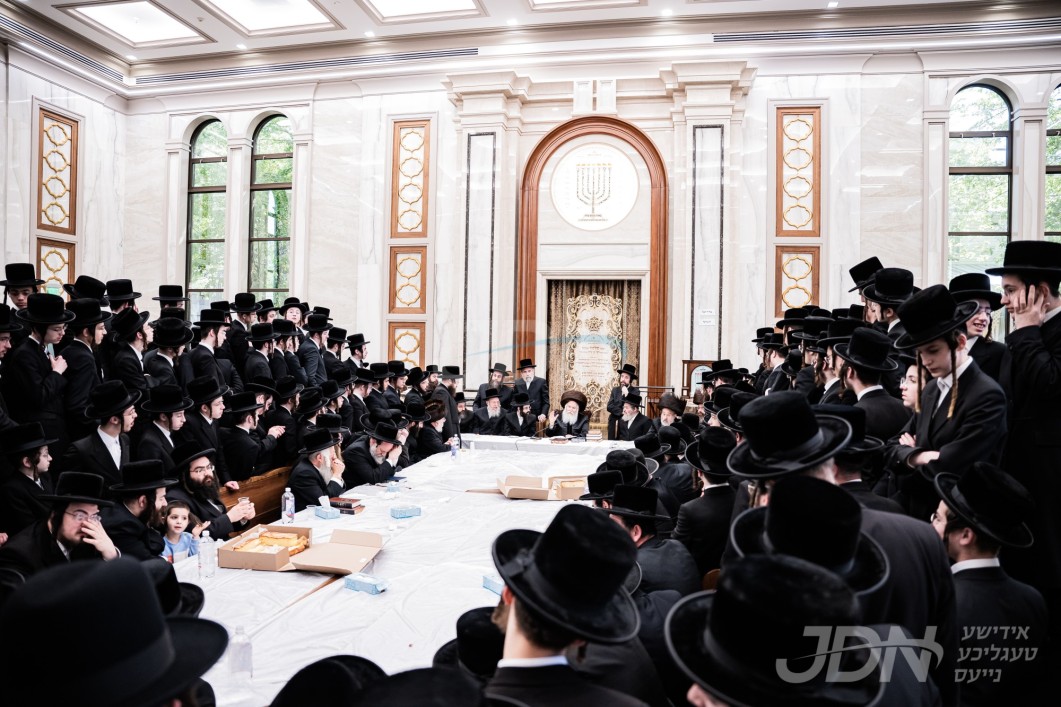 האדמו&quot;ר מבאבוב ביי תפילת שחרית און מסיבת לחיים לרגל פסח שני בבית מדרשו אין מאנסי