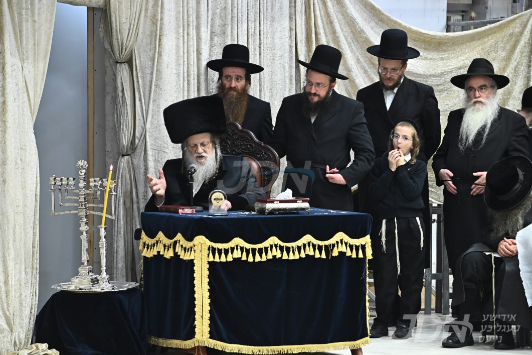 האדמו"ר ממאדזיץ ביי הדלקת נרות חנוכה אינאיינעם מיטן שמחת הבר מצוה פון אן אייניקל