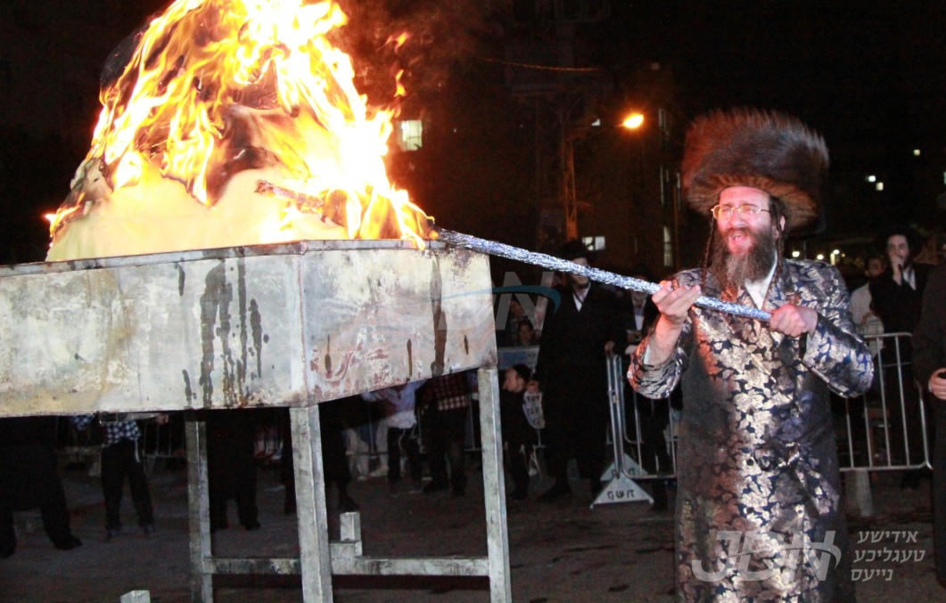 האדמו&quot;ר מספינקא רמ&quot;א ביים הדלקה ל&quot;ג בעומר