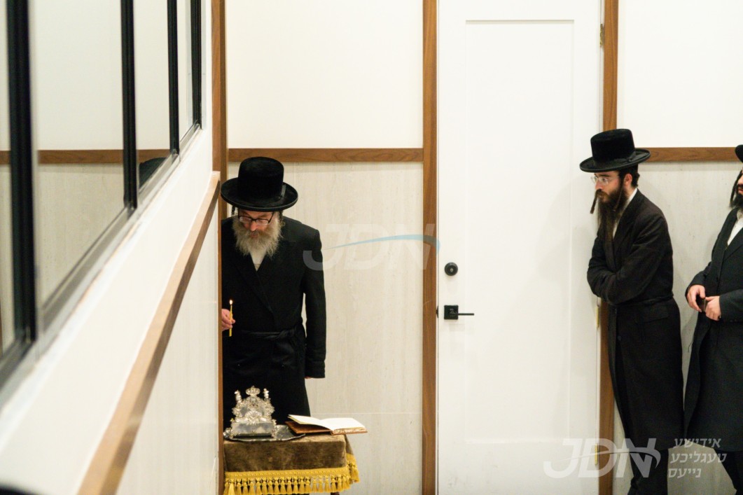 האדמו"ר מראחמיסטריווקא וויליאמסבורג ביי הדלקת נרות חנוכה