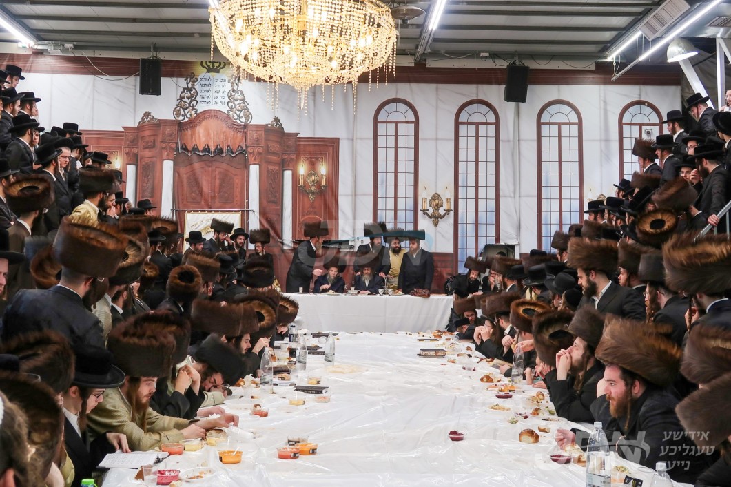 האחים האדמורי&quot;ם מקרעטשניף סיגעט געפראוועט ערשטע שבת אלס רבי ברוב עם הדרת מלך