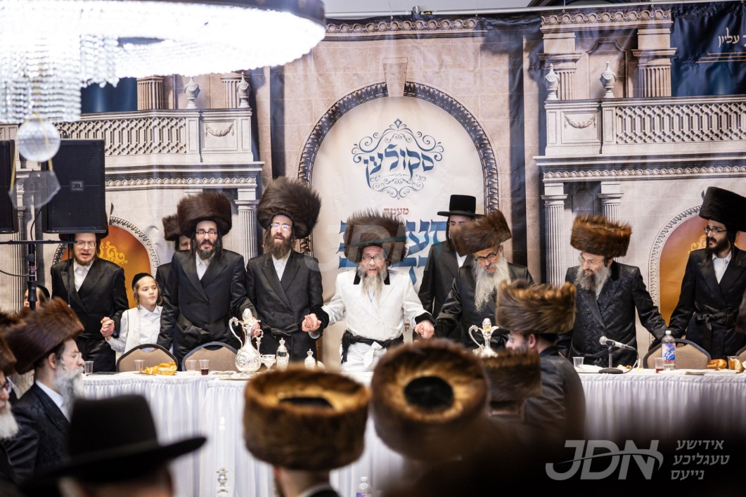 האדמו&quot;ר מסקולען פון לעיקוואד ביים סעודת הודאה מוצאי שבת נחמו