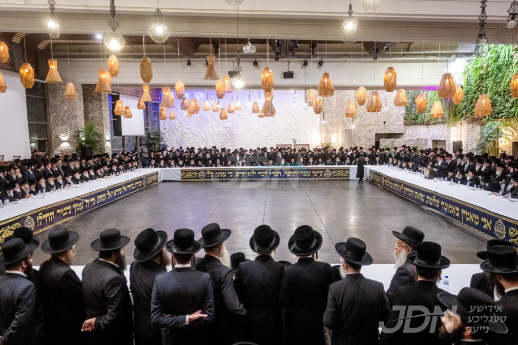 באריכט און ערשטע בילדער: היסטארישע כינוס גדולי ישראל ברענגט צונויף אריבער הונדערט אדמורי&quot;ם רבנים וראשי ישיבות פון אלע חסידישע קרייזן