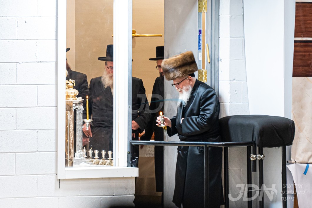 חנוכה אין חצר הקודש סקווירא