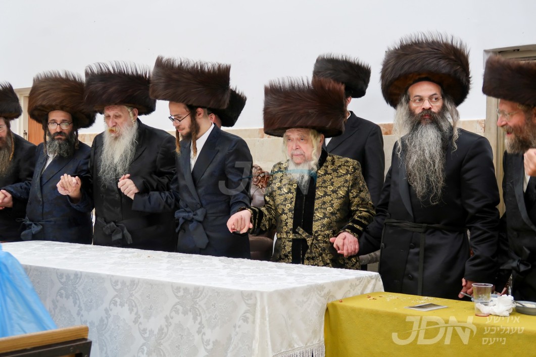 שמחת השבע ברכות בבית טשארנאביל - קרעטשניף סיגעט - טשערנאוויץ, דורך קהילת טשארנאביל