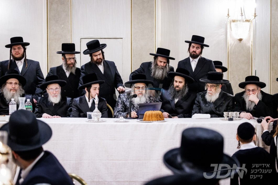 שמחת התנאים פון הכלה בת אב"ד סיגוט און אייניקל פון האדמו"ר מסאטמאר מיט החתן אייניקל פון האדמו"ר מספינקא און אב"ד פאפא ב"פ