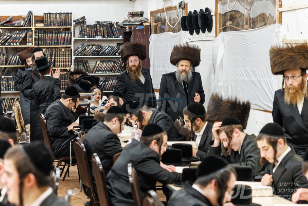 האדמו&quot;ר מבאבוב 45 צוטיילט די ישיבה קטנה אין צוויי ישיבות, תפארת שלמה און קדושת שלמה