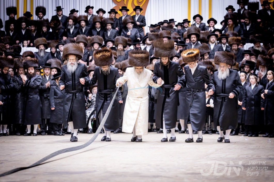 שמחת החתונה פון הכלה אייניקל פון האדמו"ר מסאטמאר מיט החתן בן האדמו"ר מאלעסק